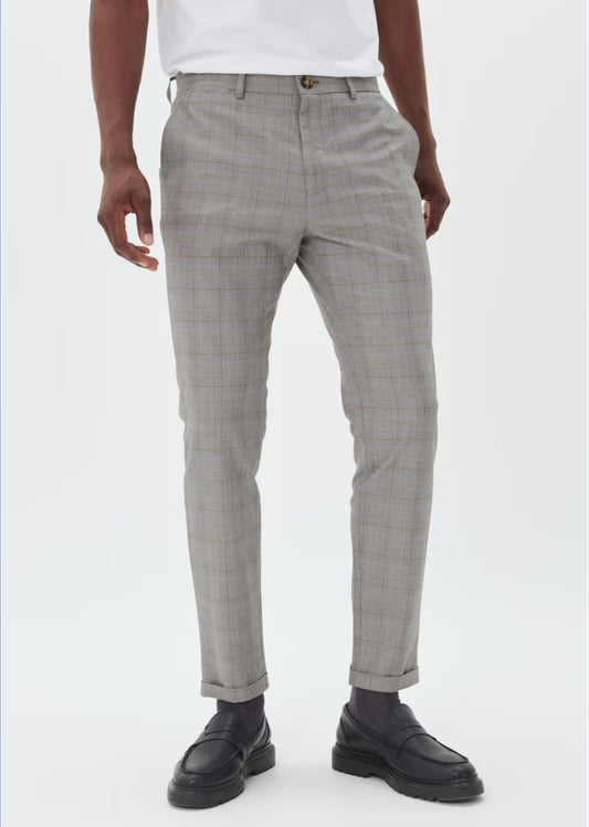 MATINIQUE - Liam Pant in Otter