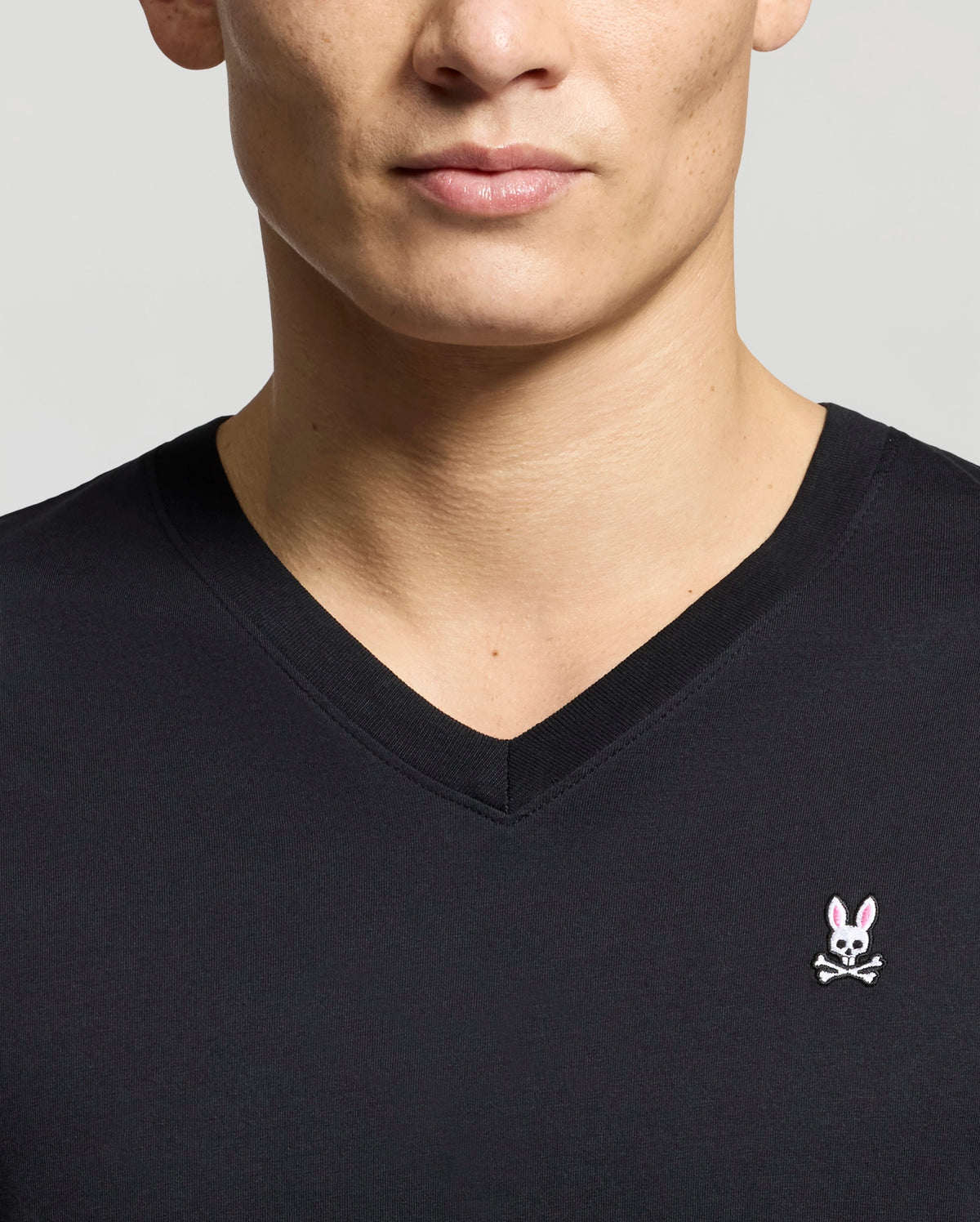 PSYCHO BUNNY - Classic V Neck Tee in Black