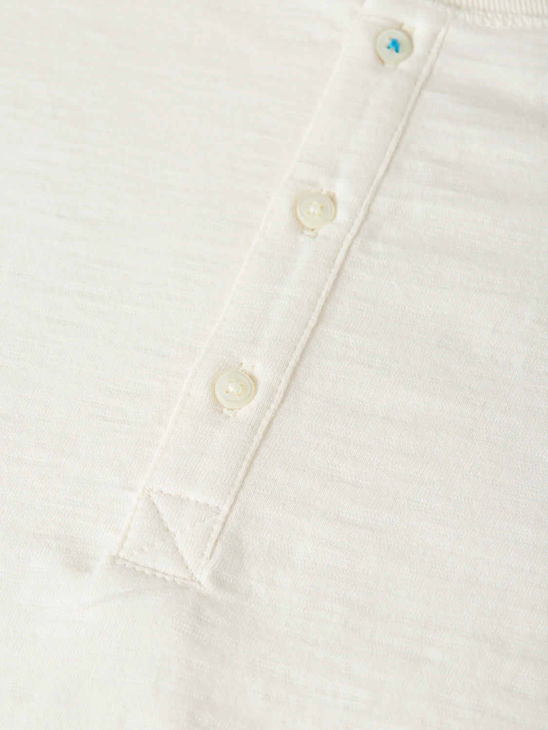 SCOTCH & SODA - Henley Slub Shirt in Eggnog